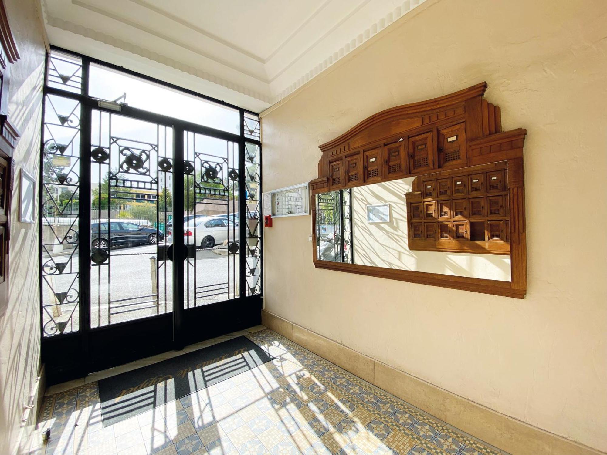 Appartement Beautiful Renovated ,next To The ! Air-c, Free Parking! Nice